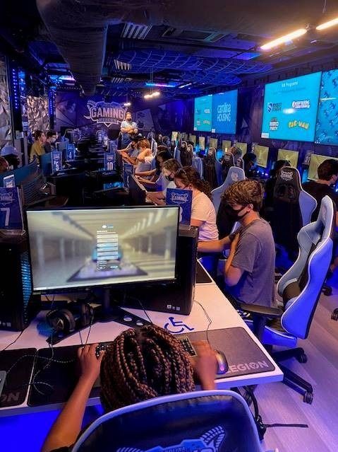 Compañeros planificando una jornada de PC
