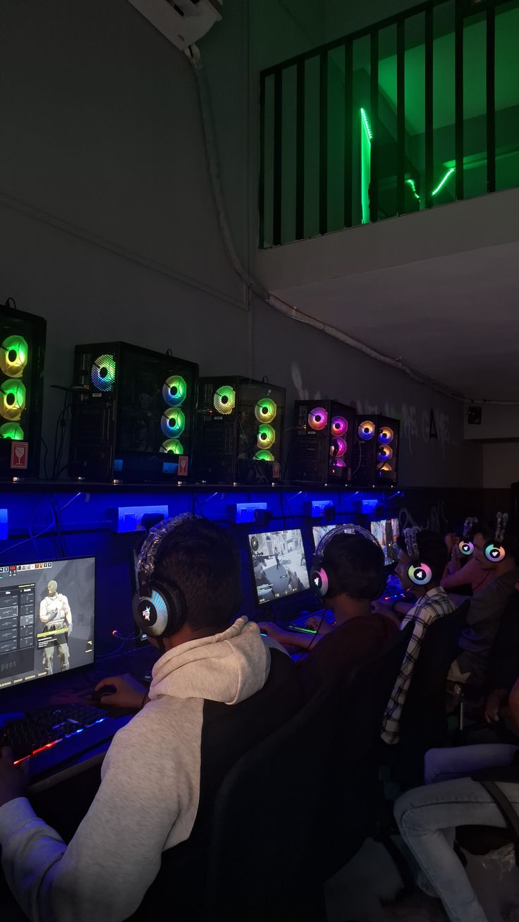 Grupo revisando opciones de juegos en línea
